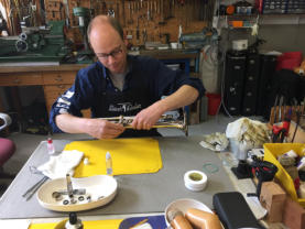 Reparatur eine Instruments in der Meisterwerkstatt