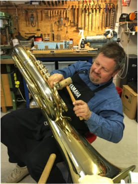 Jürgen Lemke bei der Reparatur eines Instrumentes